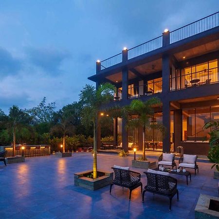 Sunset Boulevard By Stayvista - Lakeside Villa With Pet-Friendly Ambiance, Deck, Terrace, Plunge Pool & Modern Flair Karjat Bagian luar foto