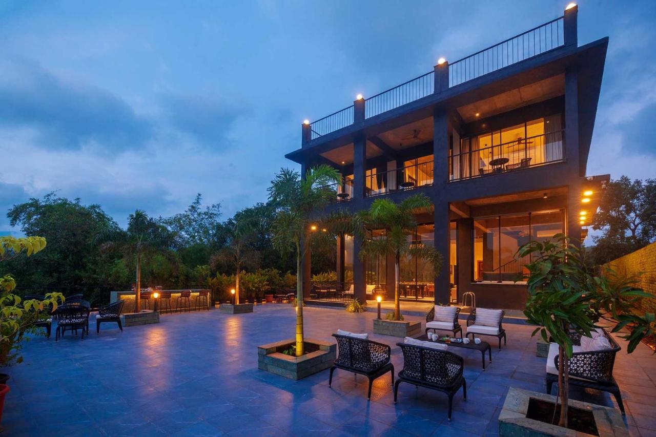 Sunset Boulevard By Stayvista - Lakeside Villa With Pet-Friendly Ambiance, Deck, Terrace, Plunge Pool & Modern Flair Karjat Bagian luar foto