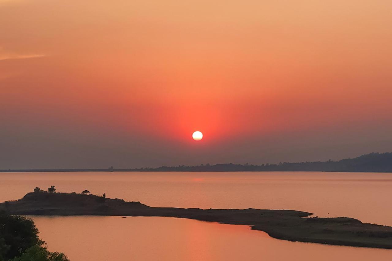 Sunset Boulevard By Stayvista - Lakeside Villa With Pet-Friendly Ambiance, Deck, Terrace, Plunge Pool & Modern Flair Karjat Bagian luar foto